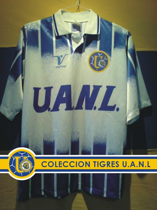 TigresJersey's tweet photo. La que no fue. Parte 2.

#Vicmar fue conocido por sus diseños para @TigresOficial en la temporada 1994-1995 (la cual también fueron vestidos por otras 2 marcas ese año), en el verano del '95 la marca hizo este uniforme de visita.

Si, con rayas azul y blanco…

📸Jaime de la Vega https://t.co/ECKErJjsJ1