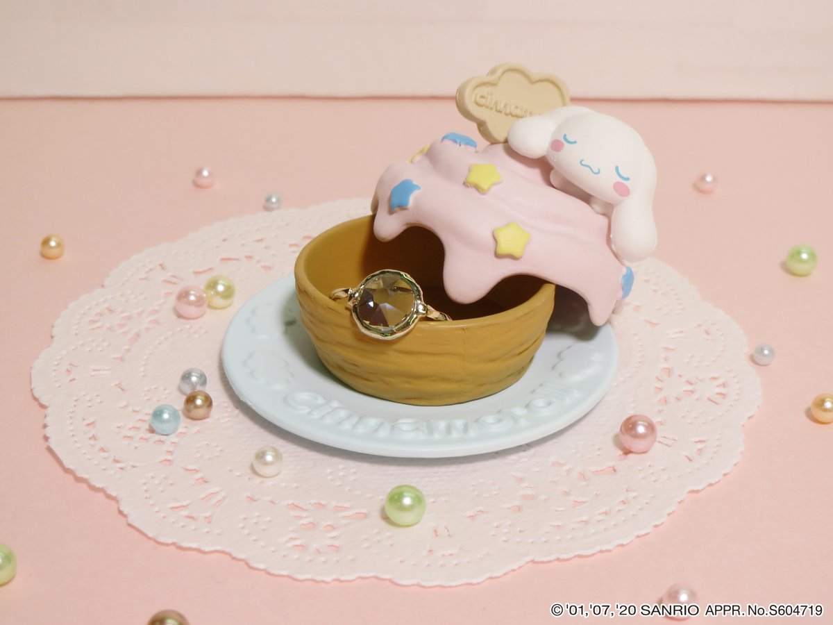 しなもんෆページ 発売中【CINNAMOROLL SWEETS COLLECTION】 大好きなシナモンロールの上