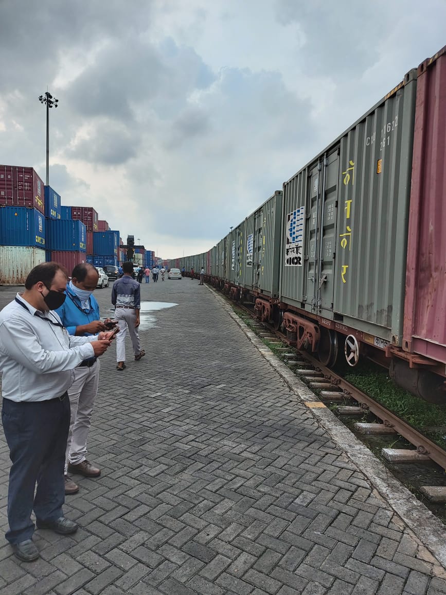 kolkata_customs's tweet photo. #IndianCustomsAtWork
One more first in facilitation of export to Bangladesh by Indian Customs.
 Indian Customs at Kolkata facilitated the inaugural run of train with 50 containers under ECTS from CFS CONCOR ,Majerhat, Kolkata to Benapole, Bangladesh through ICP Petrapole. https://t.co/6mewuQqrxp