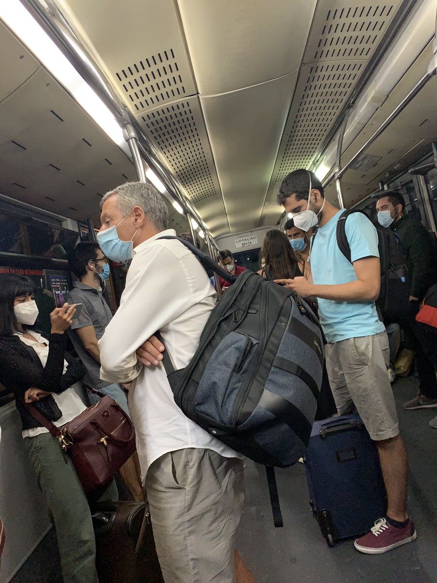 palves83's tweet photo. @antoniocostapm @govpt Acha normal isto no aeroporto de Lisboa? Ao sair do avião?? Que distância de segurança existe? Que controlos estão a ser feitos? Tenha vergonha e actue https://t.co/o1FgO3YBOQ