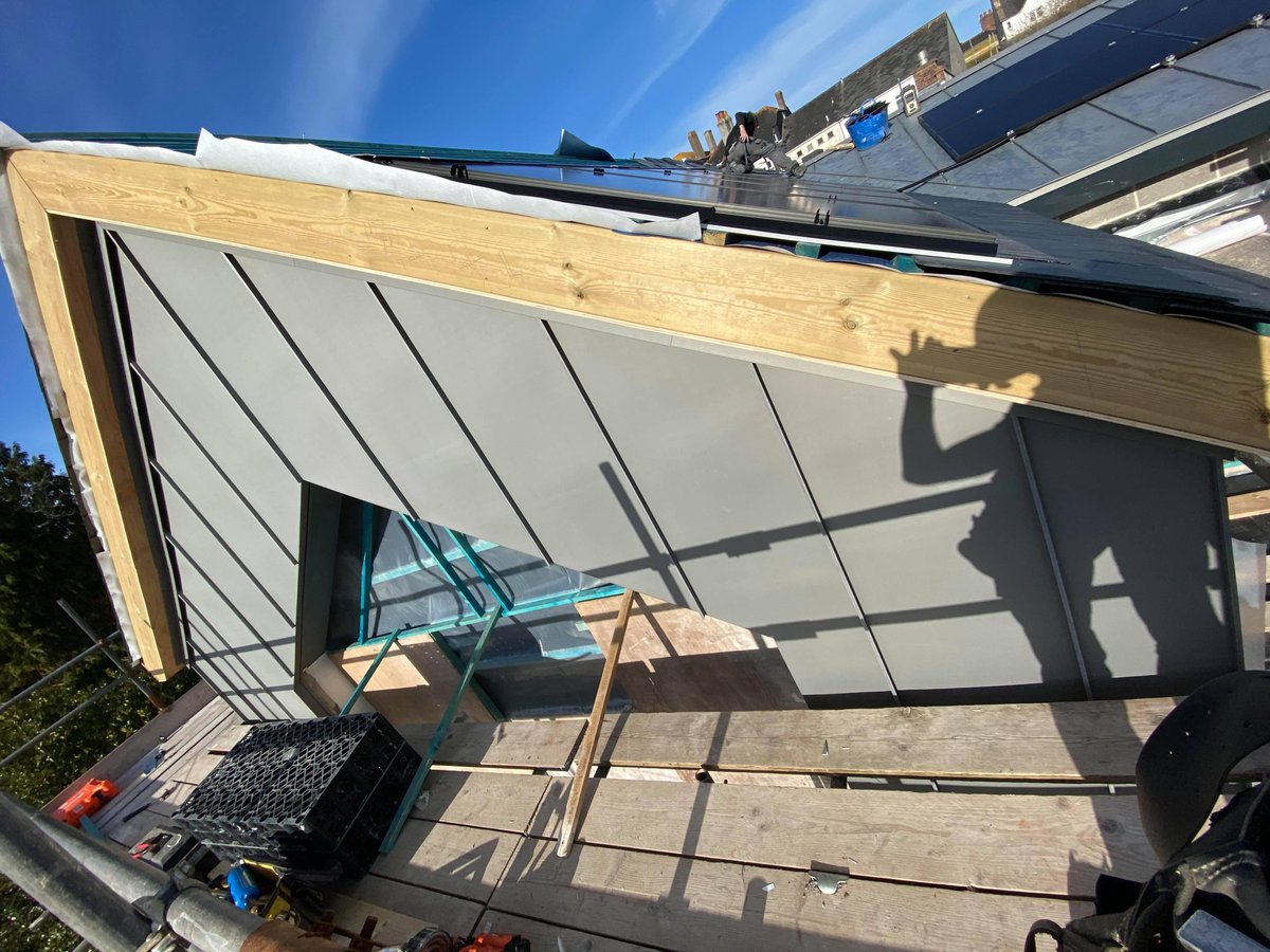 This client loved the VMzinc Quartz roof they decided to have the gable end done too.
#gable #zinc #metalroof #vmzinc #specialist #amr