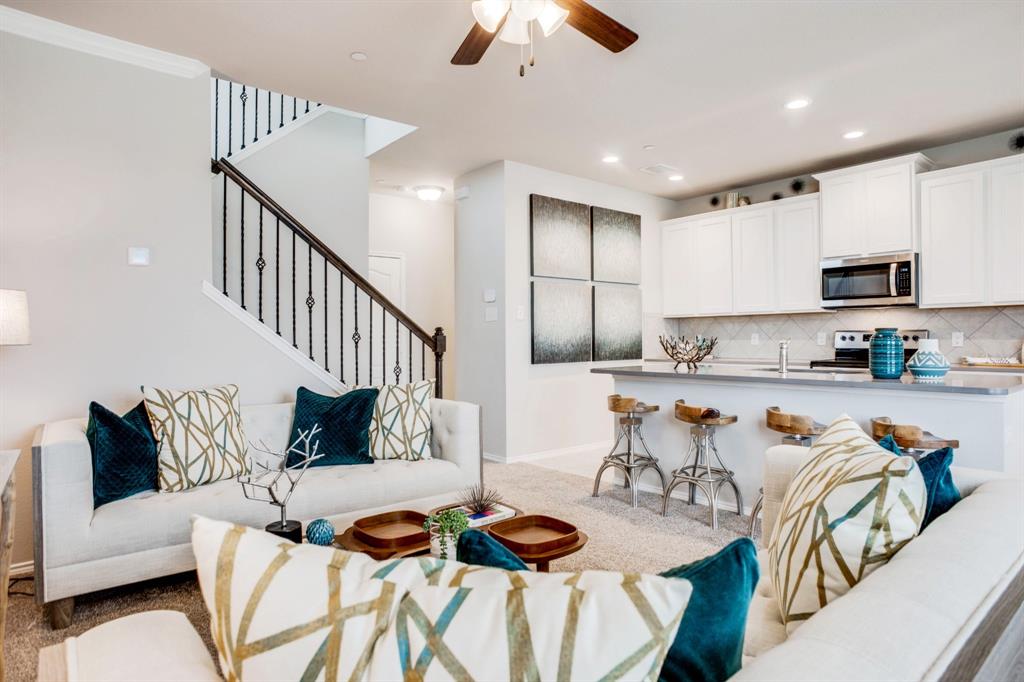 HomesusaR's tweet photo. Imagine what your friends would think! New Townhouse in Denton - 3 Beds, 2 Baths, 1,595 sq ft. Sitting nicely at $230,990. Call 864-941-0544 (Heather) for more information.
#newconstruction #juslisted #forsale #homeforsale #texashome #townhouse #realestate #texasrealestate https://t.co/zGT01kwox3