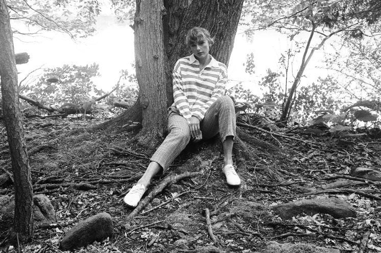 RollingStone's tweet photo. Taylor Swift leaves her comfort zones behind on the head-spinning, heartbreaking 'Folklore.' Read @robsheff's review https://t.co/BuFHer6GcQ https://t.co/brilFoEc5W