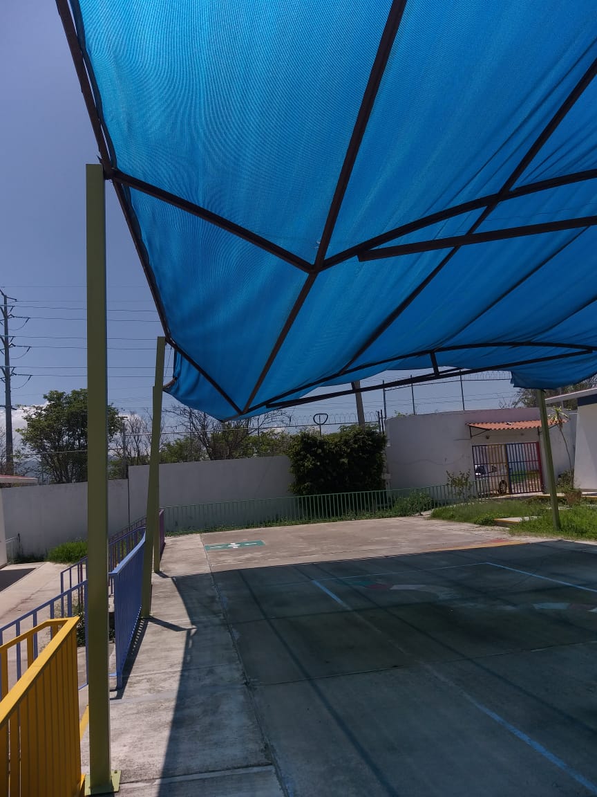 Karyrm25's tweet photo. @RosaOfeliaVarga @SecEducacionJal @JCFloresMiramon @INFEJAL @ZapopanGob @PCJalisco En está foto se aprecia el daño a la estructura de metal https://t.co/xvs9kpUCZM