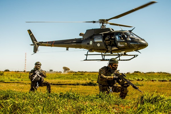 CmdoCMO's tweet photo. 3°Batalhão de Aviação do Exército realiza habilitação de militares em Operações Aeromóveis. Acesse: https://t.co/glfVlzPLvk
#LutaremosSemTemor https://t.co/GLhdwOkL6K