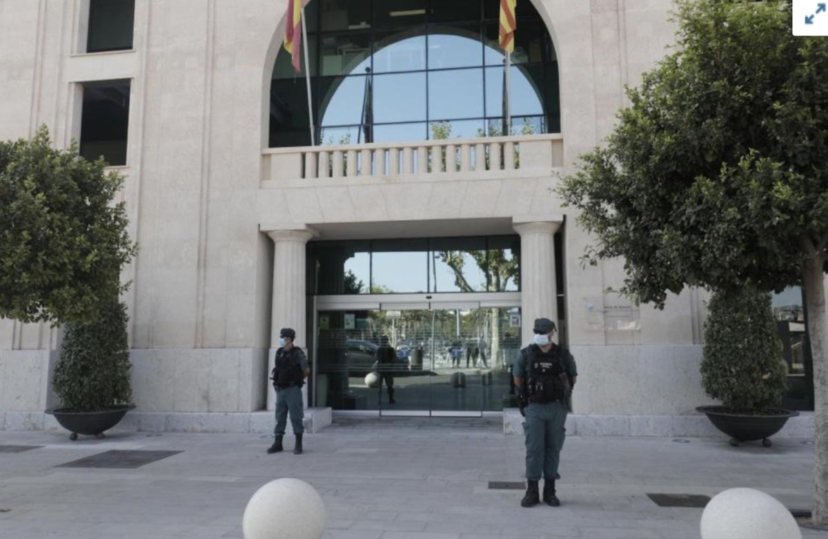 esRadioBaleares's tweet photo. Tras años de sombras de sospecha en las adjudicaciones de la Autoridad Portuaria de Baleares, operación #anticorrupción con el presidente y la cúpula detenidos, pasando noche en calabozos. Información y análisis de @jluismiro y #JMato con @GabrielTorrensT https://t.co/qNhtWNs0KX https://t.co/ixwAcLDF9G