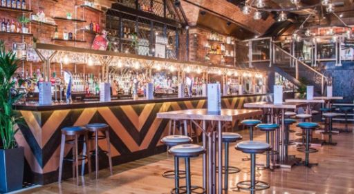 DMNManchester's tweet image. Pay day feels so close and yet so far, luckily we've created a guide to Manchester's cheapest drinks 💸

designmynight.com/manchester/bar…