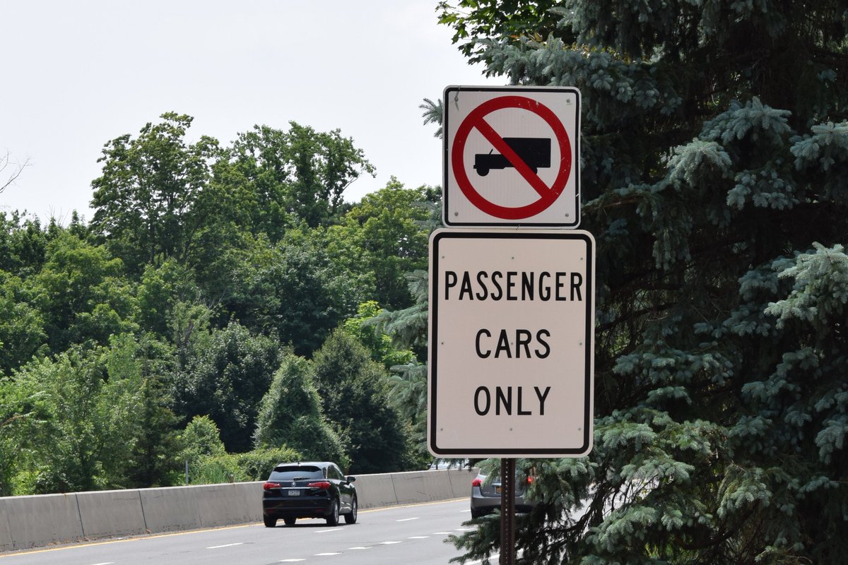 NYSDOT's tweet photo. You can find low bridges across New York that do not accommodate tall vehicles, such as tractor trailers, box trucks, buses & RVs.
#Parkways in particular were designed specifically for passenger cars.
Pay attention to signs & pavement markings warning of a low bridge ahead. https://t.co/n7BNcYvtBl