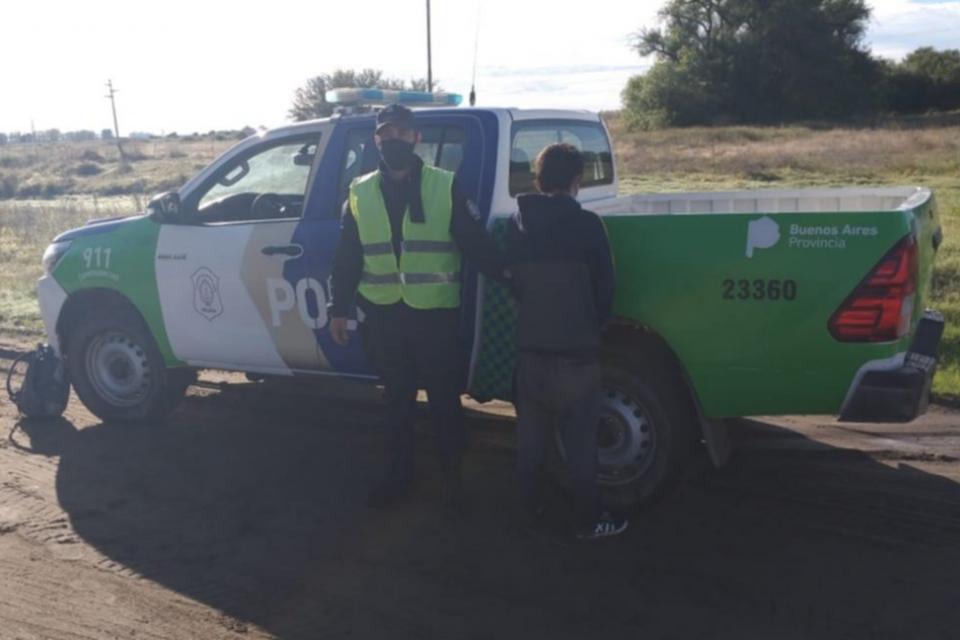 coragamarnik's tweet photo. 1- Se lo ve tan quieto, tan indefenso. Tan sin resistirse, tan haciendo caso, mirando hacia la caja de la camioneta o hacia un poco más allá, hacia el montecito de árboles que crece al lado de la ruta. ¿Cómo imaginar que iba a ser la última foto? https://t.co/GO2qGjymYI