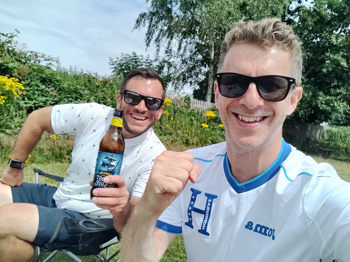 Enjoying a few beers in a Brentwood park for our special reunion Hometime Show. <a href="/absoluteradio/">Absolute Radio</a>