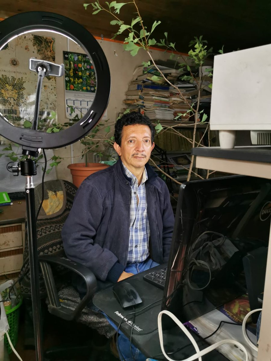ChioVeliz's tweet photo. Hace dos meses mi papá era el más asustado porque no sabía cómo usar zoom para darles clase a sus alumnos, empezó dándoles clase por medio de voicenotes en WhatsApp.. ahora, ya tiene instalado su cuarto, compró luces para grabar y ya hasta tiene su canal de Youtube. https://t.co/gtGmnIWRVg