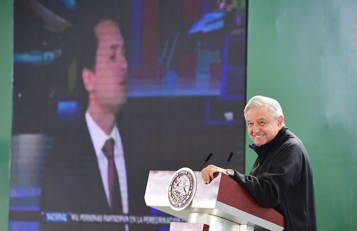 SinEmbargoMX's tweet photo. López Obrador citó artículos de opinión del periodista Carlos Loret de Mola para exhibir sobornos de millones de pesos que se habrían cometido en el sexenio de Enrique Peña Nieto, especialmente para aprobar su reforma estrella: la Energética https://t.co/WXnEeEQp6S https://t.co/ikI6Secrkq