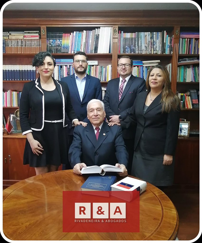 RIVADENEIRAABO1's tweet photo. El staff de Rivadeneira &amp; Abogados @RIVADENEIRAABO1 En el centro su fundador el Dr. Hernán Rivadeneira Játiva, a su izquierda Tatiana Rivadeneira @TatyAnaRiva, a la derecha Lucía Garcés, atrás de izq a der: Víctor Rivadeneira @Victorivaden y Francisco Rivadeneira @FranciscoRivad https://t.co/oK3WpxEVx5