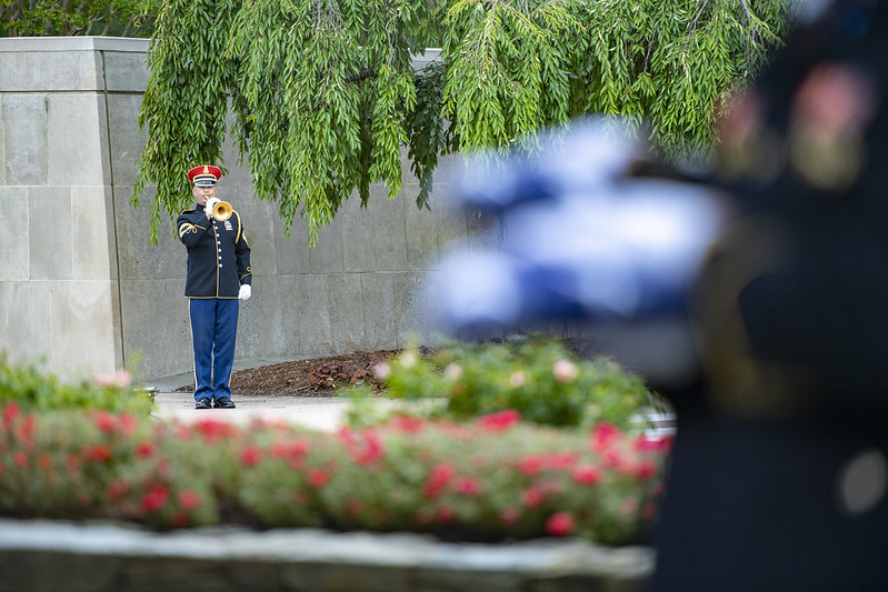 ArlingtonNatl's tweet photo. A bugler from the U.S. Army Band, “Pershing’s Own,” sounds Taps during modified military funeral honors for @USArmy Master Sergeant Nathan Goodman in Section 60 on July 23, 2020. Goodman died earlier this year during a routine training exercise. We honor his service. https://t.co/ED0oGF4EvB