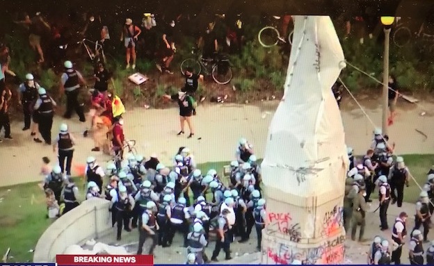 CitizensJourn's tweet photo. By Michael Hernandez
In Ventura: City officials chose to remove the Junipero Serra statue in the middle of the night reportedly at 3 a.m. on Wednesday (July 22). #Chicago #JuniperoSerra #MichaelHernandez #protesters #Rioters #statues #Ventura https://t.co/BEWltrZBrL https://t.co/dr8gYcmV5y