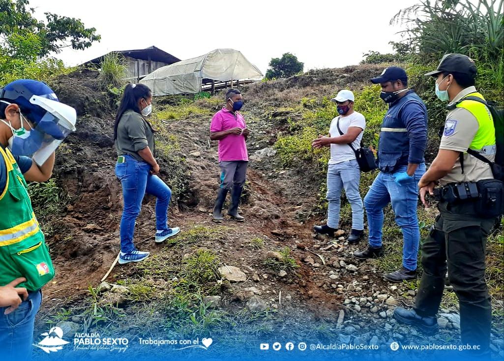 MunicipioPablo's tweet photo. #Trabajo_En_Equipo 
Nuestros concejales miembros de la Policía Jefe Político y personal de salud visitan permanentemente las comunidades socializando sobre el cumplimiento de las normas de seguridad, y las resoluciones del COE Cantonal, para evitar la propagación del #COVID19 https://t.co/IyJdDHcMIB