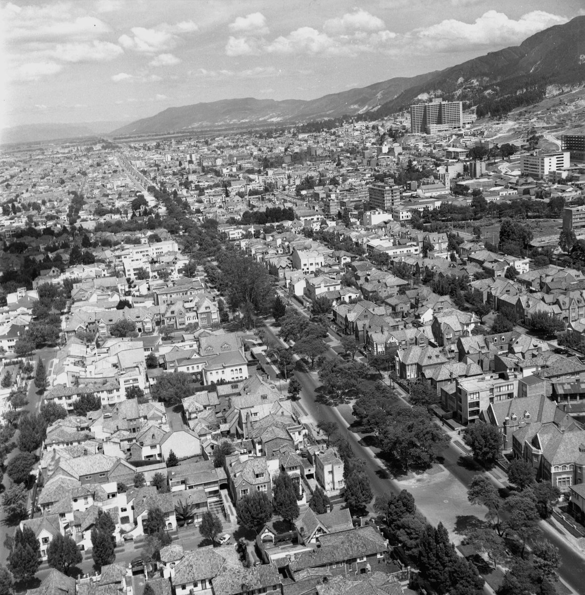 ArchivodeBogota's tweet image. Seguimos recorriendo los barrios de Bogotá y nos encontramos con esta imagen de Teusaquillo y La Soledad a principio de los años 60. Se destaca la Avenida Caracas, varias casas de la época y el Hospital Militar en construcción. Fondo Fotográfico Leo Matiz. Archivo de Bogotá.
