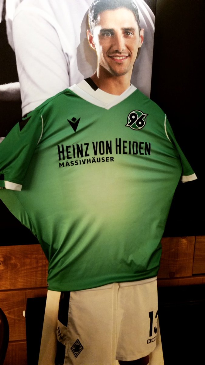Pappaufstindl's tweet photo. Weil ich so aufgeregt bin, habe ich mir das Trikot schon übergeworfen.

Gleich geht es in den Zug Richtung Hannover! https://t.co/BsQeS5VLRB