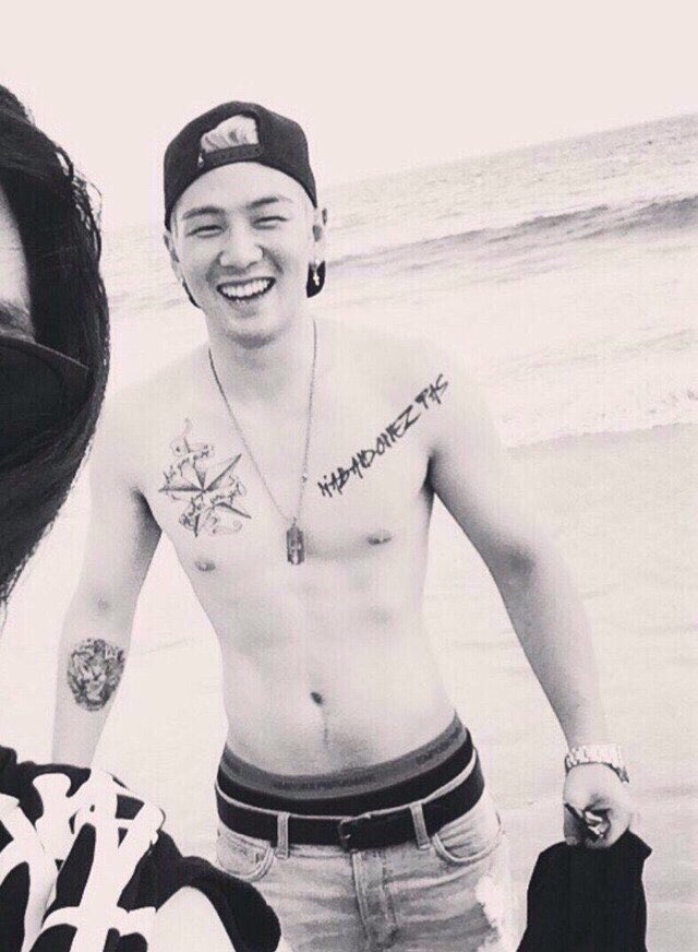 Baekho having 3 misspelled tattoos. " Ubiqutous" instead of "Ubiquitous""Abandonez" instead of "Abandonnez" ( = don't give up in French) And the word divine written in two different ways.