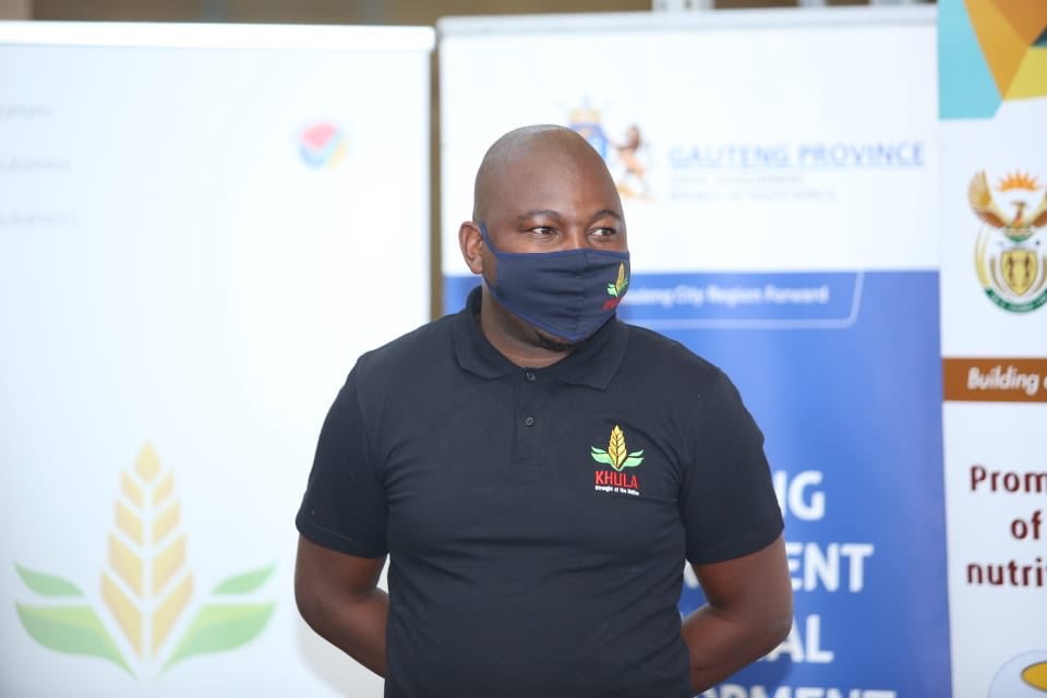 Ntenga3ZN's tweet photo. Meet Noah Nyawo, director of @khulamm1, a #ProudlySouthAfrican maize🌽 product company that is owned and managed by young farmers in Mpumalanga. My good people this product is a must have for every household! Contact details: sales@khulamm.co.za #2020Asiphelimoya
#MarketingWorks https://t.co/ReoSihqER4