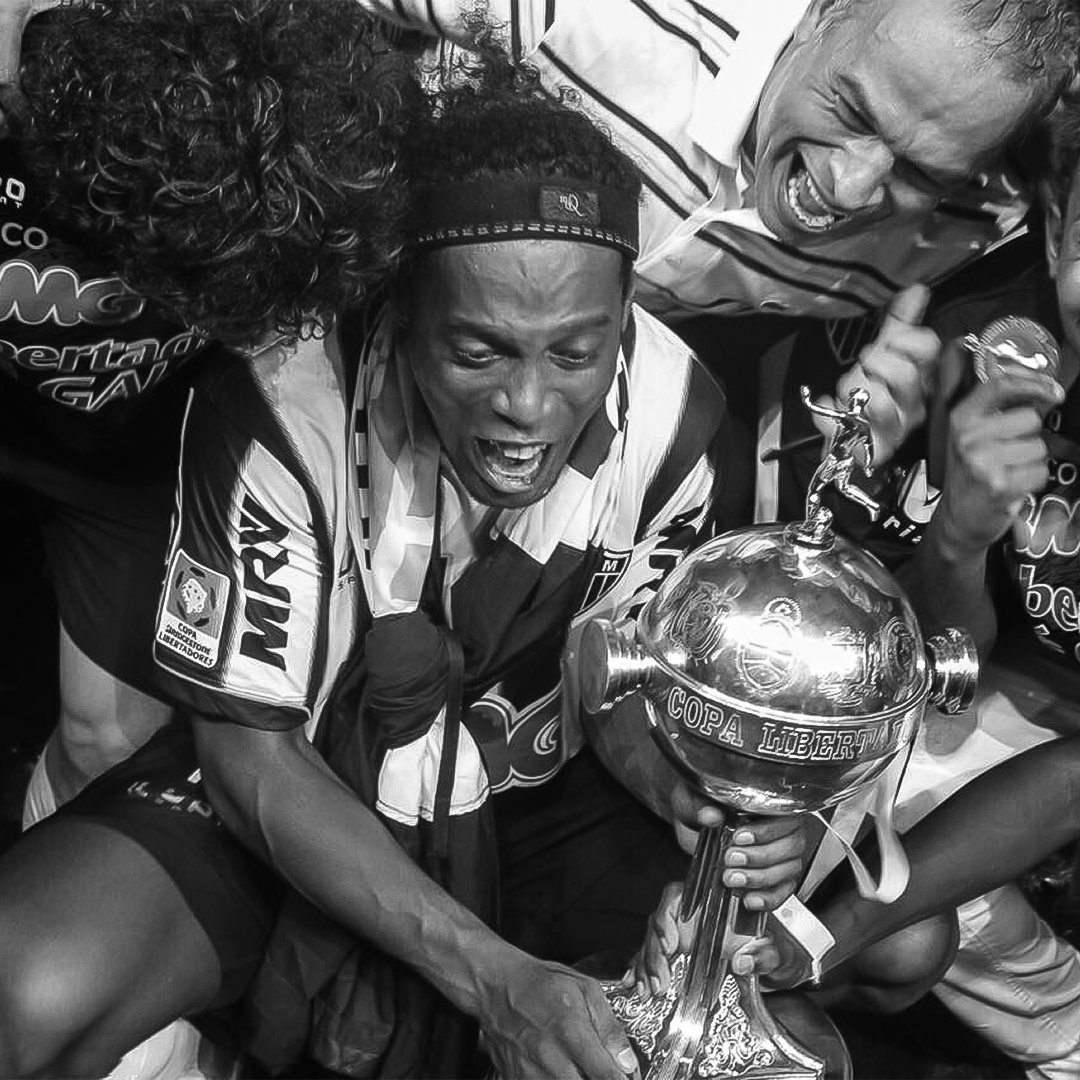 10Ronaldinho's tweet photo. 24/07/2013 - Aqui é Galo P*#&amp;@!!!! 🏆🤙🏾 https://t.co/7kPQR3TKGc
