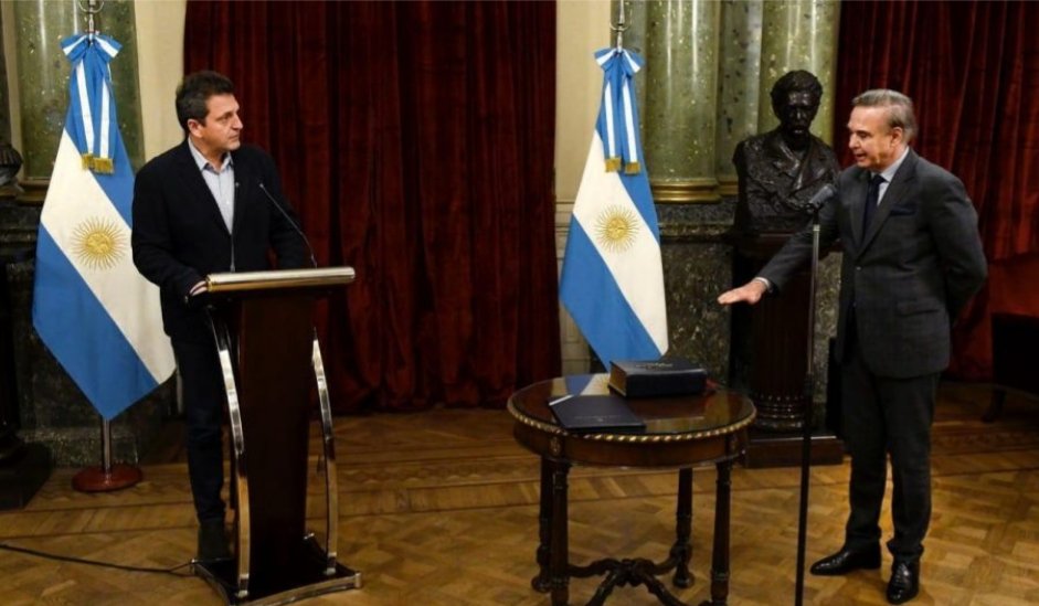 upctes's tweet photo. Felicitaciones @MiguelPichetto, su asunción como integrante de la Auditoria General de la Nación la jerarquiza y fortalece los controles institucionales de la democracia argentina https://t.co/d76JXQvCCg