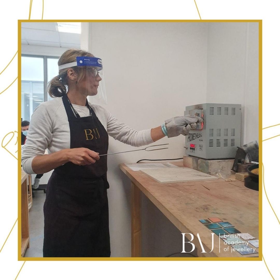 BAJ_UK's tweet photo. 🧑🏭 BAJ BIRMINGHAM: Our BAJ #Birmingham tutor @Jewelleryunique Miranda Sharpe gave Level 3 Jewellery Fundamental #BAJstudents a detailed session on #Enamelling at our @TheAssayOffice campus, covering the history and origins of the technique.
📧 naomi.wilson@baj.ac.uk https://t.co/E2uILMhPZT