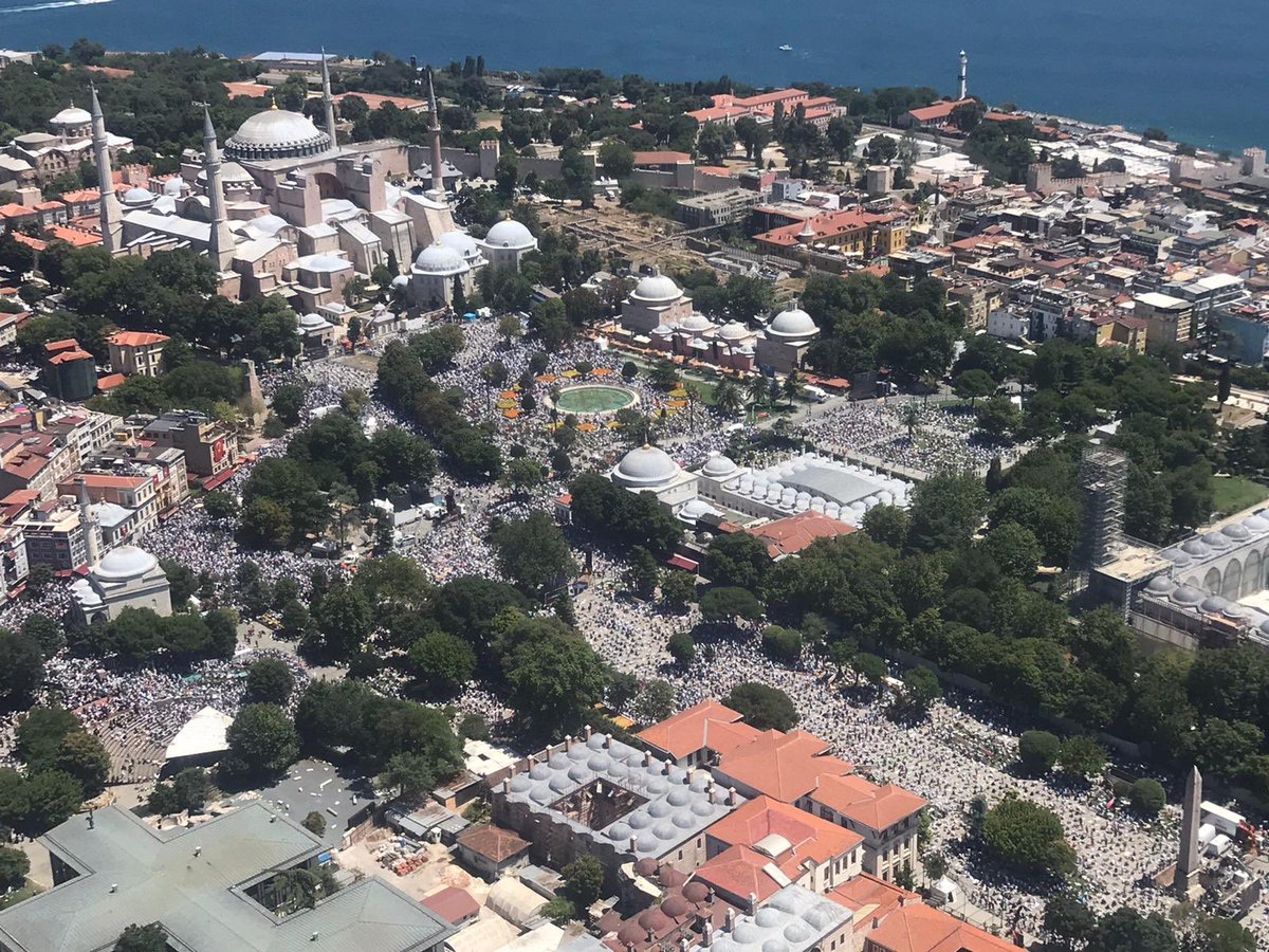 Turkey_Pics's tweet photo. A drone photo shows the people around the #HagiaSophia Mosque in Istanbul, Turkey 📷 @AliYerlikaya https://t.co/A3TxGF2R2a
