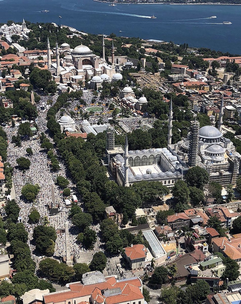 Turkey_Pics's tweet photo. A drone photo shows the people around the #HagiaSophia Mosque in Istanbul, Turkey 📷 @AliYerlikaya https://t.co/A3TxGF2R2a
