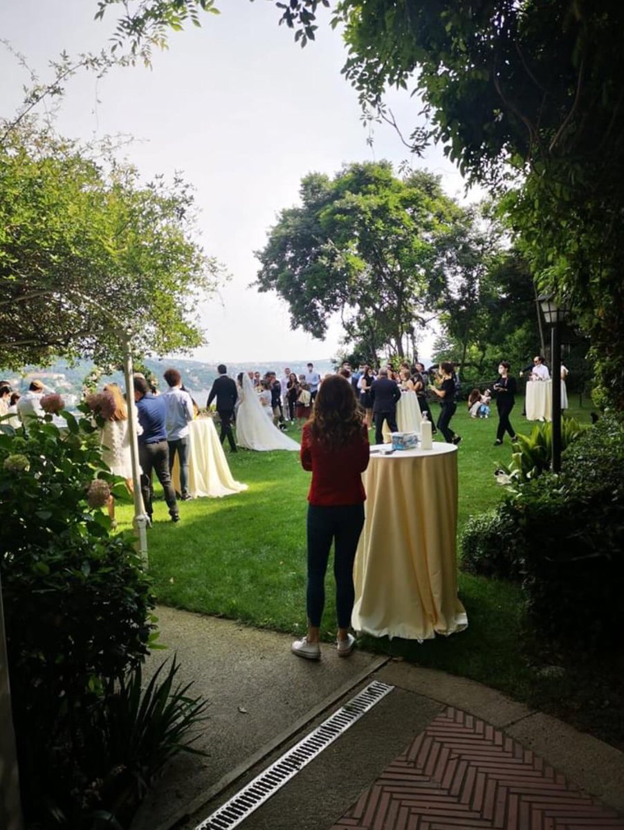 Pandemiden dolayı mezunlarını okula sokmayan, öğrencilerine ise belli bir saate kadar izin veren Boğaziçi Üniversitesi söz konusu düğün, konser vb. etkinlikler olunca sonuna kadar açık. Boğaziçi Üniversitesi bir üniversitedir, ticarethane değil. Üniversite öğrencilerindir!