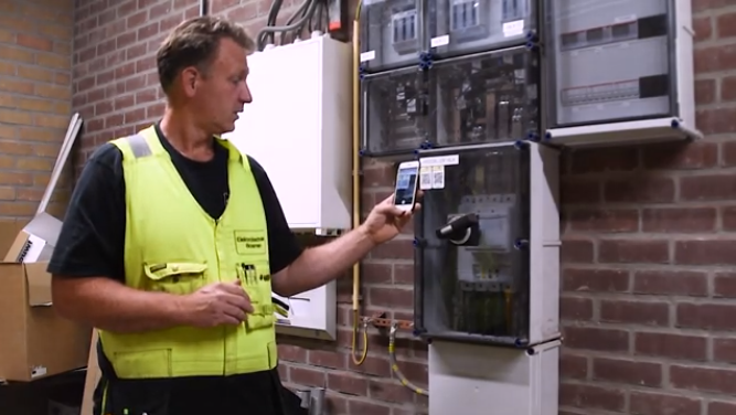 Elektroraad's tweet photo. Elektroraad interviewt Marten van Lubek van @ElektroBosman op één van de locaties waar het tekeningenbeheersysteem ER-BOX wordt toegepast. In deze video legt hij uit waarom ER-BOX van meerwaarde is voor zijn bedrijf.

https://t.co/gKVG5D4GbD

#elektrotechniek #ERBOX https://t.co/sEwrfGkSR8