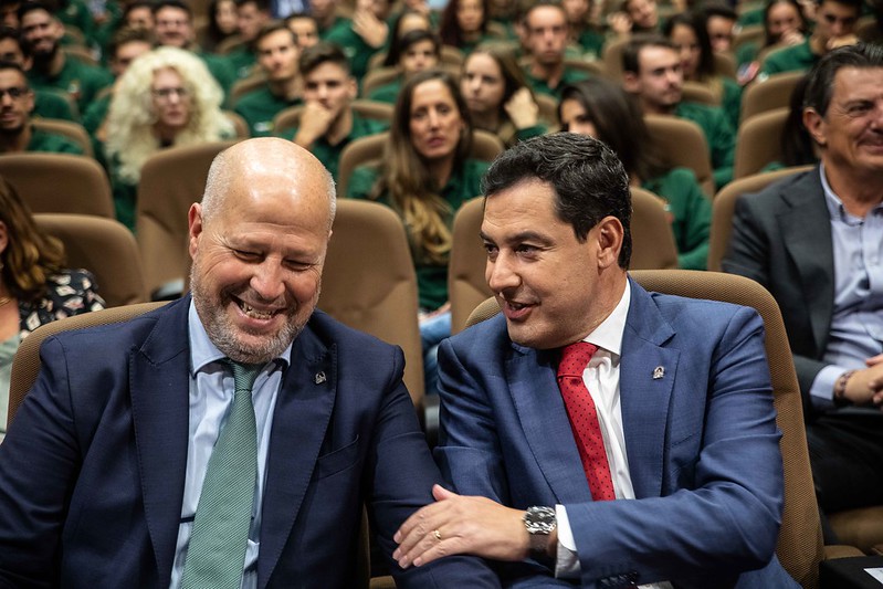 fampasevilla's tweet photo. -¿Que los equipos directivos te  mandan comunicados en los que dejan claro que no pueden garantizar una vuelta a las aulas seguras? 
Tú tranqui, conse mío, que nos hemos currao un vídeo tela guapo
@AndaluciaJunta @EducaAnd https://t.co/fjtqfarTV7