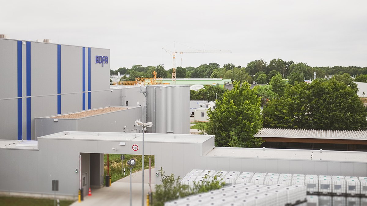 buefa_info's tweet photo. BÜFA Chemikalien eröffnet hochmodernes Gefahrstofflager bei Oldenburg... https://t.co/mfakbox0oV