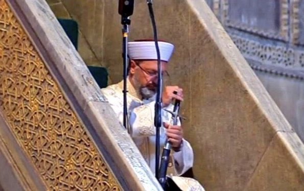 Sağ el ile tutulan kılıç kullanma niyetini gösterir. Sol el ile tutulan kılıç dosta güven verir. 

''Sol elim kınında, sağ elim üstünde''

Savaşa da varız barışa da. 
Hangisini isterseniz siz bilirsiniz!