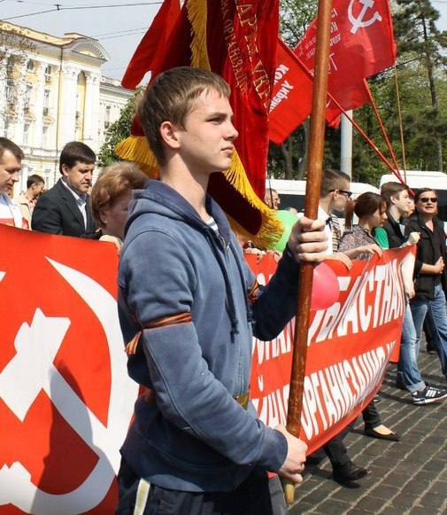 Communist_World's tweet photo. Сегодня, 24 июля, нашему товарищу по коммунистическому движению, комсомольцу Вадиму Папуре, зверски убитому 2 мая 2014 года в Доме профсоюзов в Одессе, исполнилось бы 24 года.

Вадим вечно жив в наших сердцах! Мы не забудем его подвиг. https://t.co/gS5jkCBbFw