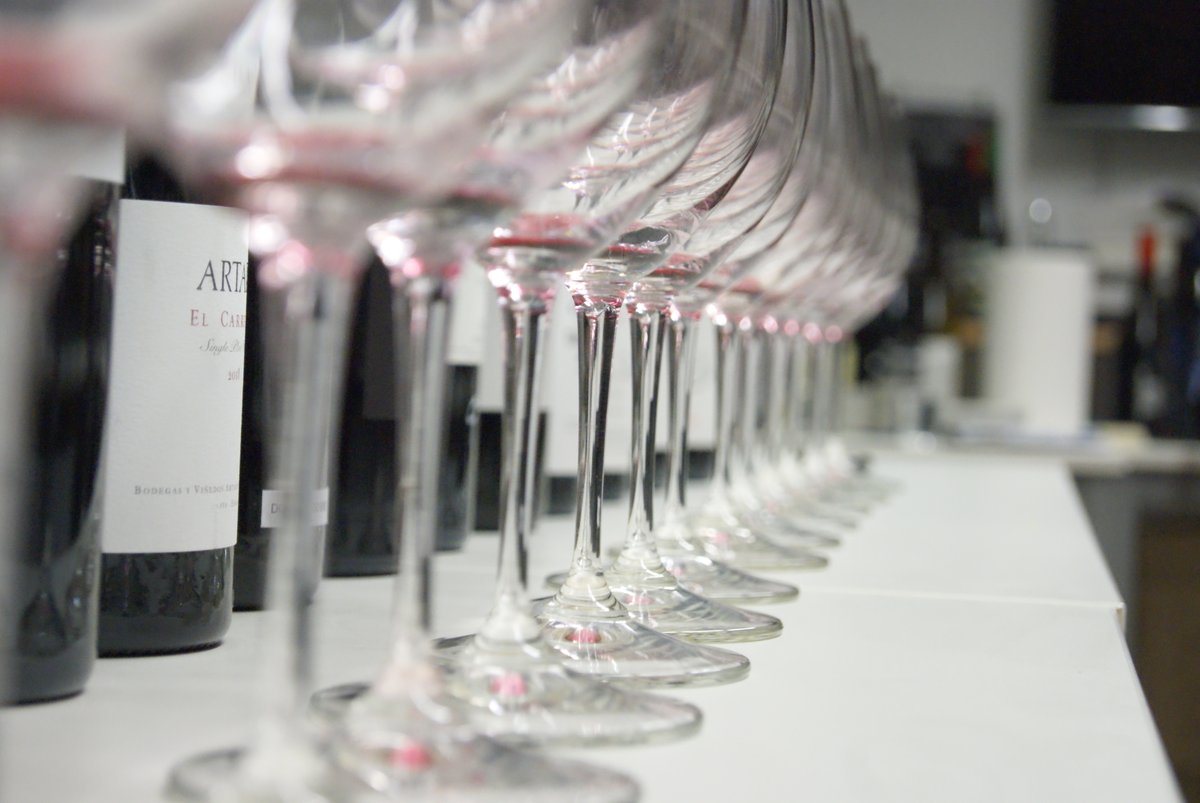 guiapenin's tweet photo. Ahí van algunas fotos de la #Recata de la semana pasada. Uno de los momentos más esperados por los catadores y con el que cada año descubrimos los #vinos que ocupan el podio.
👉 Guía Peñín 2021: https://t.co/f43ruV9EAU https://t.co/iKtijumBm3