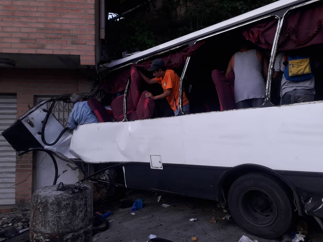 nathalividal's tweet photo. #EnEsteMomento Accidente en Monterrey, municipio Baruta con un autobús involucrado. 7:00 am.
Ya los @paramedicosmtt se encuentran en el lugar, con el autobús ambulancia para el traslado de los lesionados. También hace presencia #PCBaruta y #PCMiranda. https://t.co/GDEnSFabL7