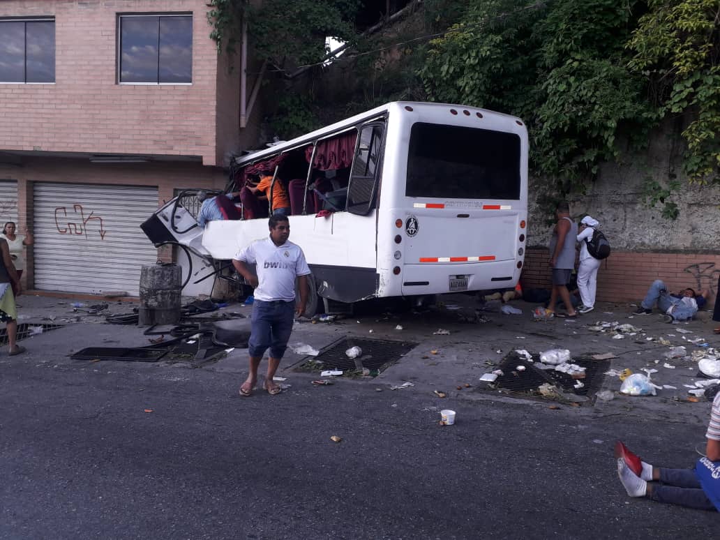 nathalividal's tweet photo. #EnEsteMomento Accidente en Monterrey, municipio Baruta con un autobús involucrado. 7:00 am.
Ya los @paramedicosmtt se encuentran en el lugar, con el autobús ambulancia para el traslado de los lesionados. También hace presencia #PCBaruta y #PCMiranda. https://t.co/GDEnSFabL7