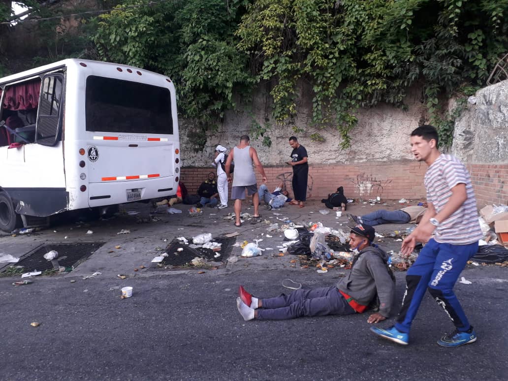nathalividal's tweet photo. #EnEsteMomento Accidente en Monterrey, municipio Baruta con un autobús involucrado. 7:00 am.
Ya los @paramedicosmtt se encuentran en el lugar, con el autobús ambulancia para el traslado de los lesionados. También hace presencia #PCBaruta y #PCMiranda. https://t.co/GDEnSFabL7