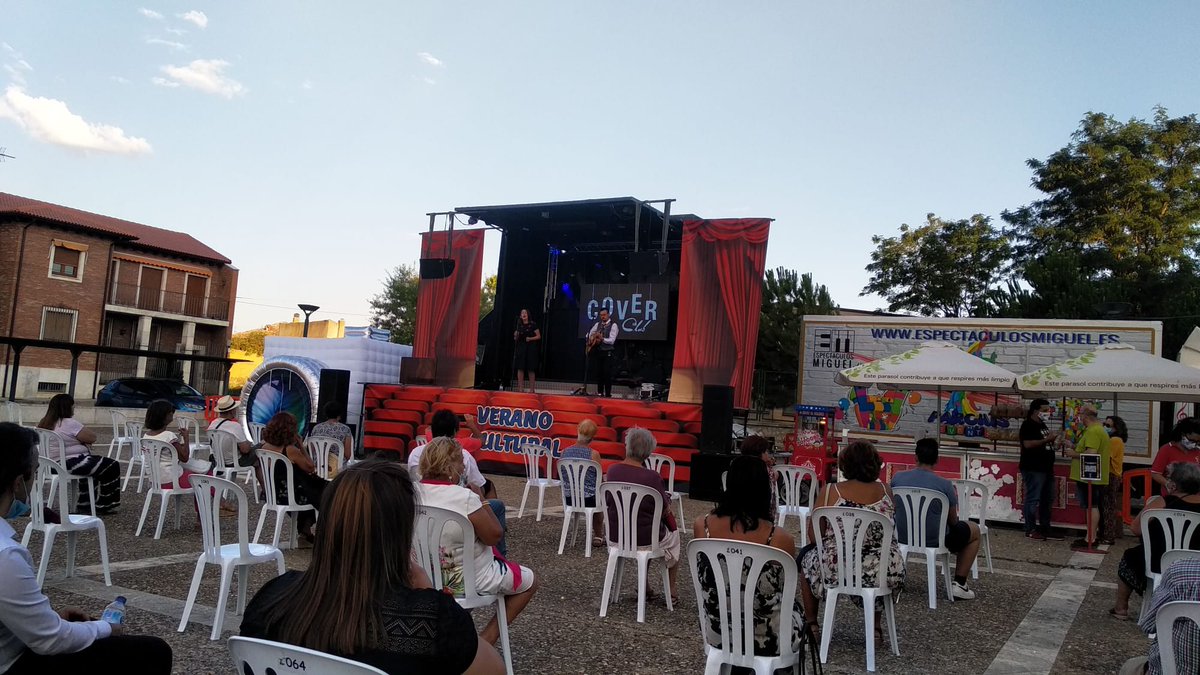 AytoFuensaldana's tweet photo. Asi fue, cumpliendo las medidas de seguridad y distanciamiento social,el concierto en #CastillodeFuensaldaña del grupo #CoverClub dentro de la programación de este verano 2020.
#SaboreaFuensaldaña https://t.co/vHZCtn6ocA