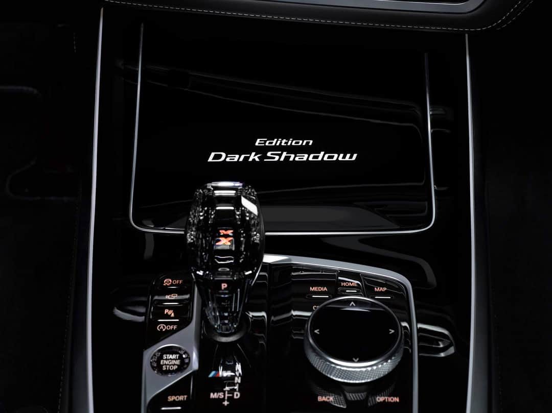 themotoop's tweet photo. The big mammoth from #BMW stable, the #X7 get a new #DarkShadowEdition that's just limited to 500 units. The paint is just charismatic to the eyes.

#SUV #bmwx7 #m50i #TheMotoOP #bhubaneswar https://t.co/7PXCW5lMvL