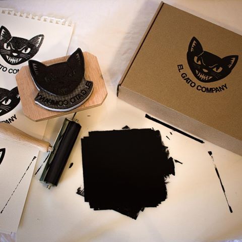 ¿Quién dijo que los gatos negros dan mala suerte? Este mola muchísimo y seguro que es el responsable de toda la energía positiva y el buen rollo de los amigos de @elgato_company , unos cracks de las camisetas que te ofrecen productos y diseños diferentes. ¡Visita su perfil de IG!
