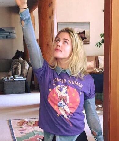 HAPPY BIRTHDAY TO OUR PRECIOUS CUPCAKE! I love you Emily Bett Rickards.  