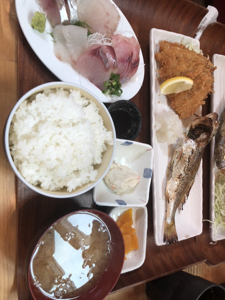 Infieat_take's tweet photo. うわぁぁぁぁぁぁぁぁい！！！！
久々やっほい！！！
なんか友達が結婚するって聞いて、すごくハッピーな気分なタケです！笑
そしてTwitterも久々！どもども！

今日はお魚食べに平塚行って参りましたが、お魚三昧でした笑
後、もう一つはレジ前に置いてあった(かわいい？)お魚笑笑 https://t.co/DmACvdOYYa