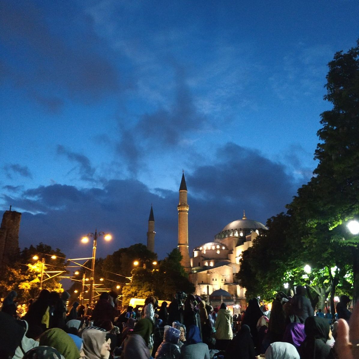 aise_hatun's tweet photo. Yıllardır cemaati eksik olmayan Sultan Ahmet Camiine bakıp hüzünlü iç geçirişlerine şahit olduk. Belki bir nebze huzur bulursun diye her fetih kutlamasına sana uğramadan geçmedik. Çünkü birilerinin seni sürekli gündemde tutması gerekliydi. https://t.co/MI60Jklsap