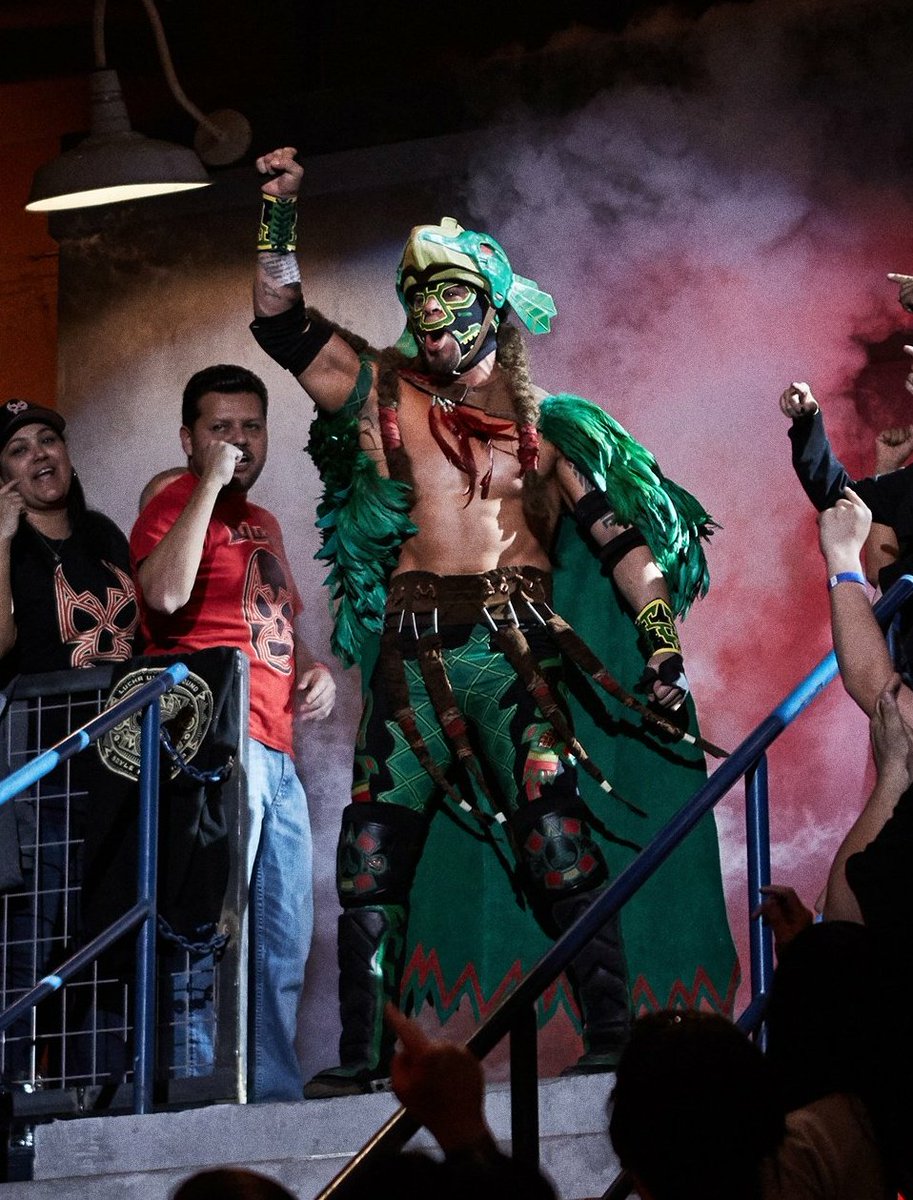 ZeusKingDARK's tweet photo. Kicking off Friday like #DragonAztecaJr in the #LuchaUnderground Temple! https://t.co/83CNFjxmql