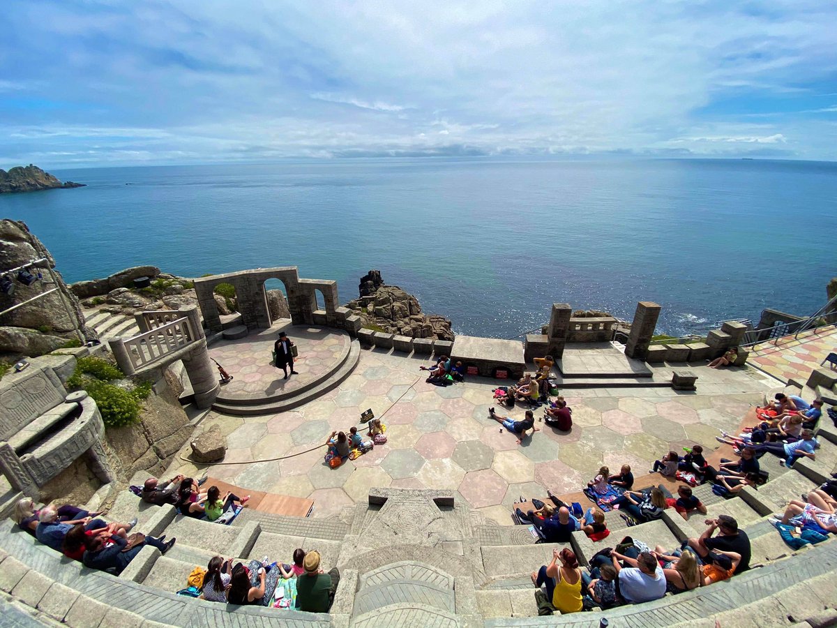 minacktheatre's tweet image. An unexpectedly sunny morning for socially distanced storytelling from @johnbrolly !