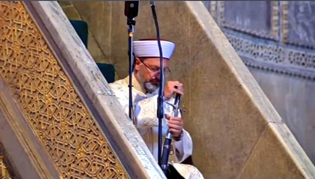 famercenter's tweet photo. صعد رئيس الشؤون الدينية منبر #آياصوفيا متقلدا السيف وعلى المنبر اعلام #محمد_الفاتح اثناء الفتح العثماني ل #اسطنبول
ما هي دلالات ذلك برأيكم ؟! https://t.co/4hQJjcyUJl