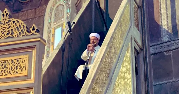 famercenter's tweet photo. صعد رئيس الشؤون الدينية منبر #آياصوفيا متقلدا السيف وعلى المنبر اعلام #محمد_الفاتح اثناء الفتح العثماني ل #اسطنبول
ما هي دلالات ذلك برأيكم ؟! https://t.co/4hQJjcyUJl