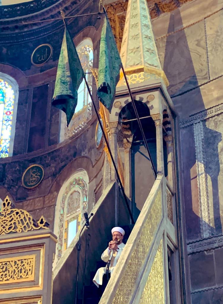 famercenter's tweet photo. صعد رئيس الشؤون الدينية منبر #آياصوفيا متقلدا السيف وعلى المنبر اعلام #محمد_الفاتح اثناء الفتح العثماني ل #اسطنبول
ما هي دلالات ذلك برأيكم ؟! https://t.co/4hQJjcyUJl